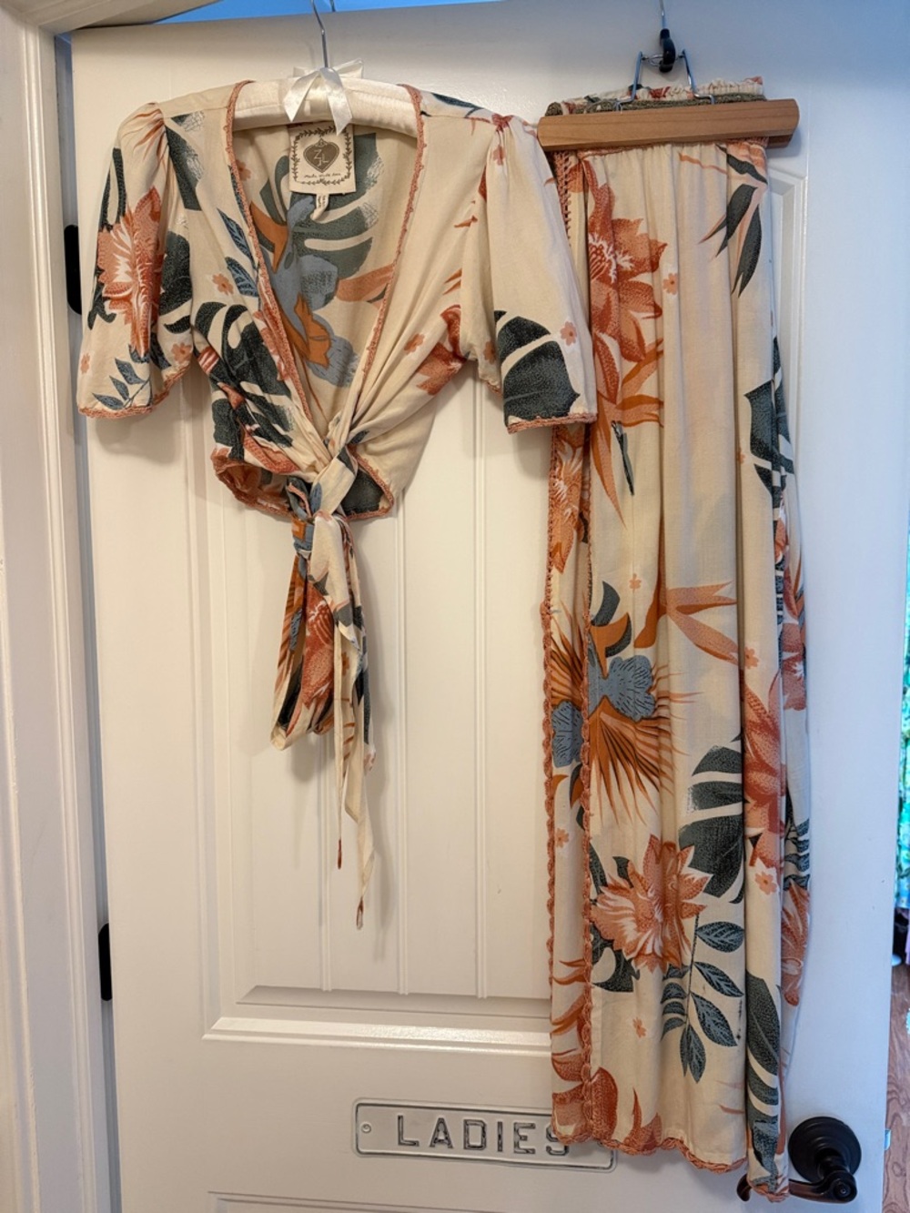 Z&L two piece set like new Floral Tie-Front and Pants 2 -Pieces Cream & Rust MED